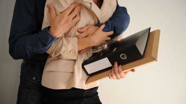 Palpeggia una donna sul bus, nel buio di una galleria: rinviato a giudizio