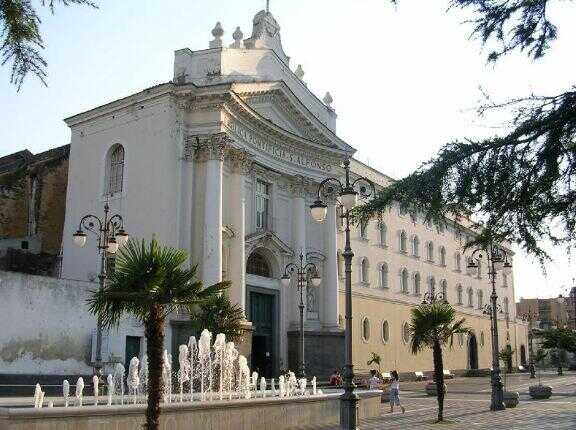 Pagani, chiede aiuto al microfono mentre il prete dice messa