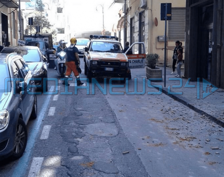 FOTO – Crollano calcinacci in strada e sui balconi, tragedia sfiorata