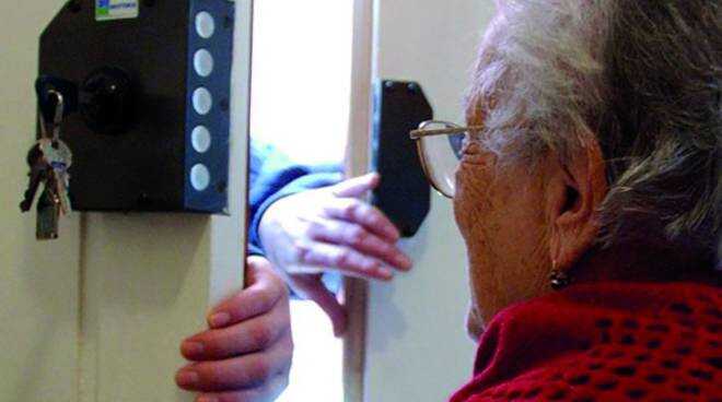 Entrano in casa di un’anziana con la scusa del contatore, le rubano 700 euro