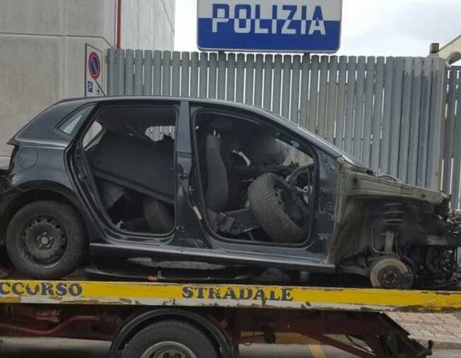 Sorpreso dalla polizia a smontare un’auto rubata: 51enne finisce a Poggioreale