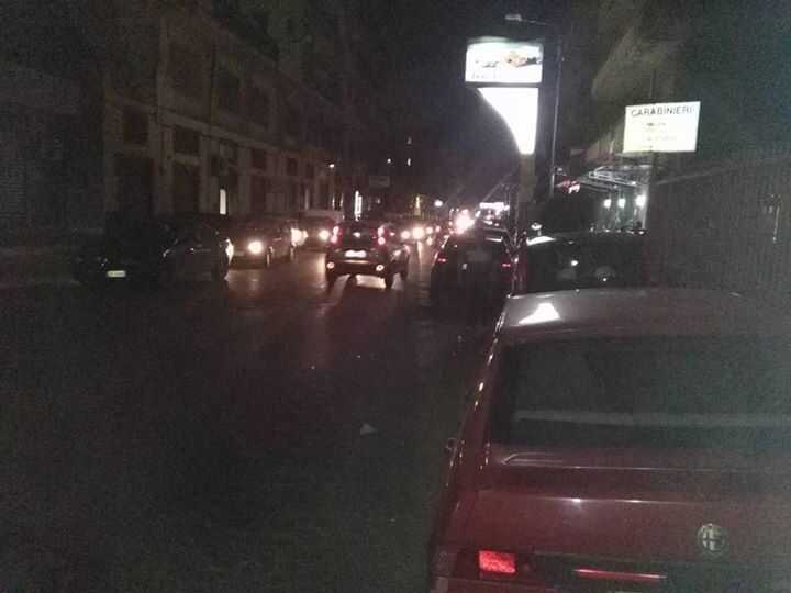 Pagani al buio, danni alle auto e residenti con le luci dei cellulari