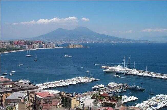 Microplastiche e biodiversità: laboratori sommersi nel mare di Napoli