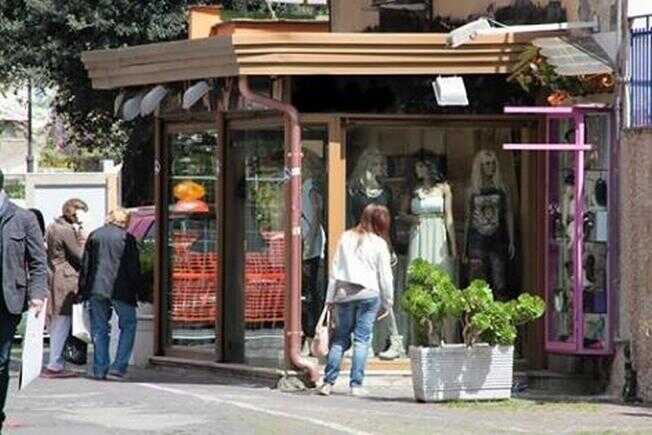 Torre del Greco, vetrine abusive: termine prorogato per la sanatoria