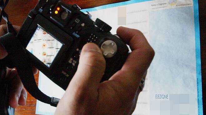 Fotografano il voto in cabina: 2 denunciati tra Battipaglia e Giffoni