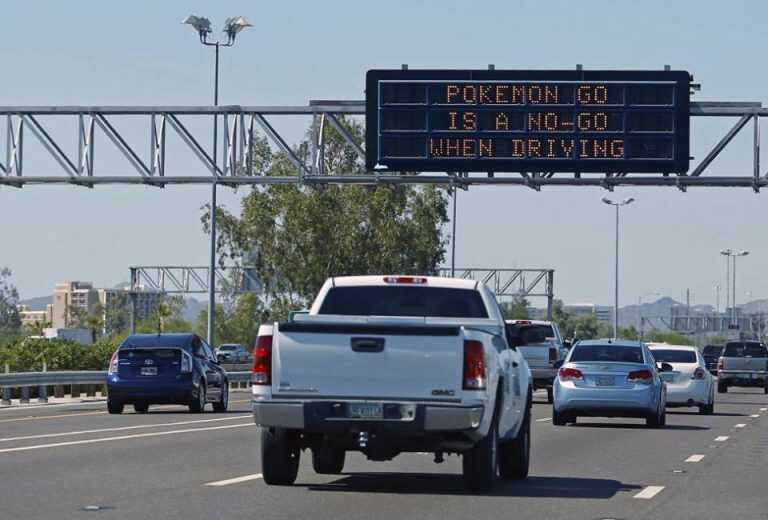 “Non giocare, guida”: i messaggi  anti-Pokémon Go della polizia