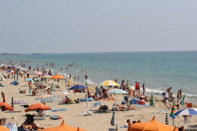 Sapri: sequestro di ombrelloni e attrezzature in spiaggia
