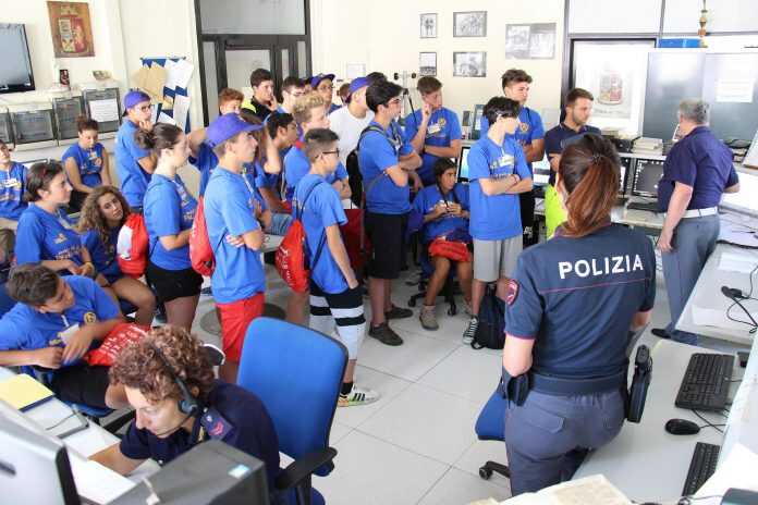 Poliziotti della sala operativa con gli studenti del campo scuola 2