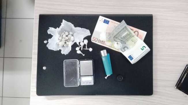 Nascondeva la cocaina in un accendino: spacciatore in manette