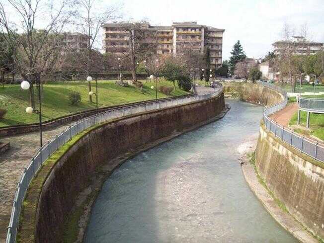 Battipaglia, un tronco ostruisce il fiume Tusciano