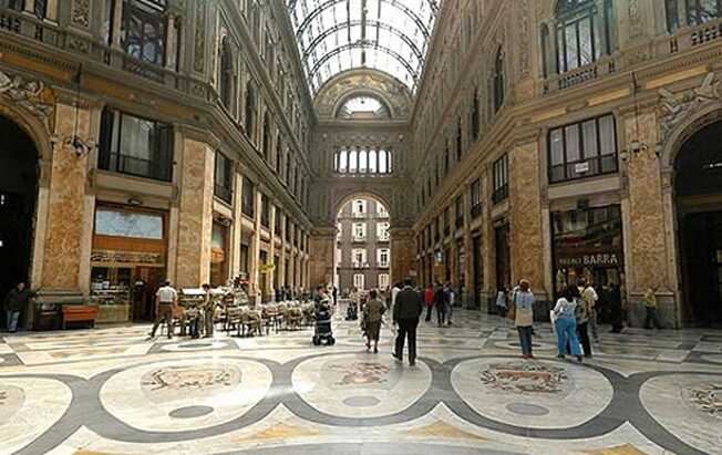 Napoli, sigilli ai lussuosi negozi Barbaro