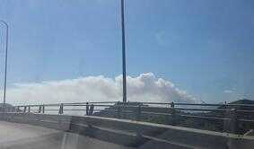 Il fumo fitto è visibile anche da Nocera