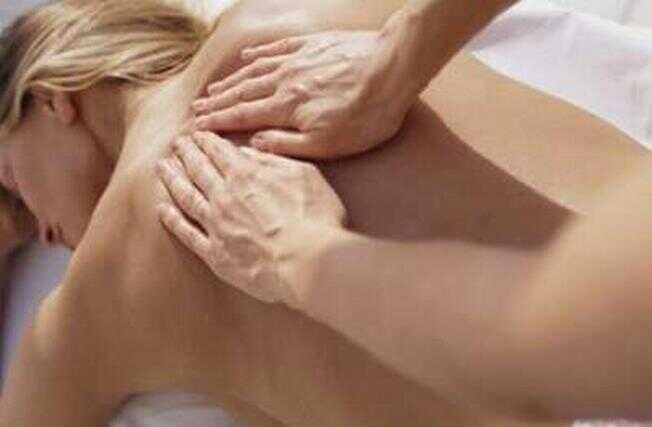 Lui, lei e l’animatore: massaggio della discordia a Marina di Camerota