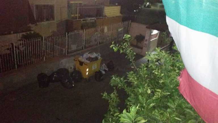 Portano tutti la spazzatura fuori, la puzza arriva sotto il suo balcone