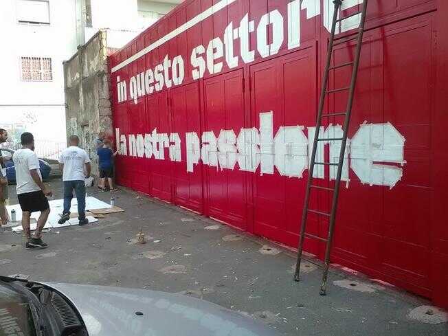 Gli ultras della Turris ridisegnano il look delle porte dei distinti