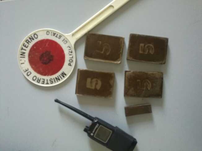 Nascondeva 400 grammi di hashish in camera da letto: 44enne ai domiciliari