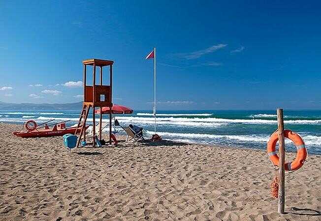 Paestum, aggredita dal branco per aver difeso un cane in spiaggia