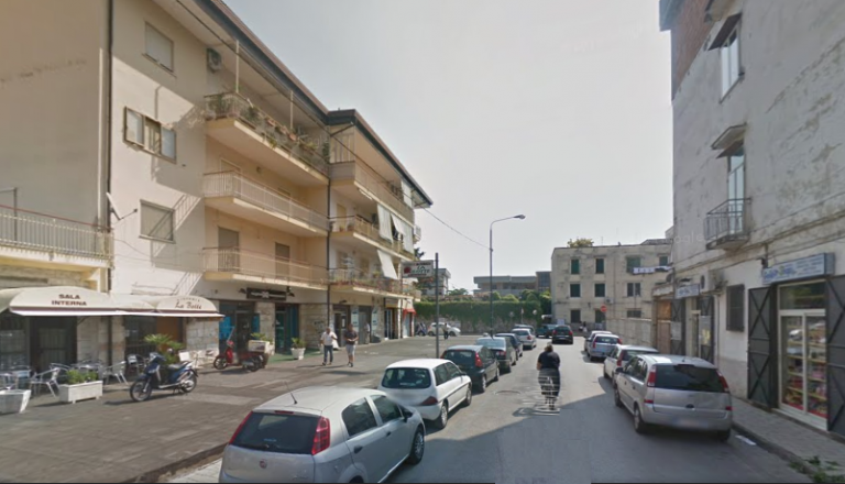 Pagani, si prendono a coltellate nel centro storico, arrivano i carabinieri