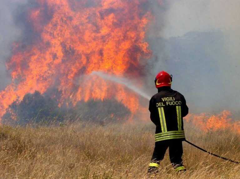 Incendio a Barano d’Ischia: intervengono i canadair a domare le fiamme