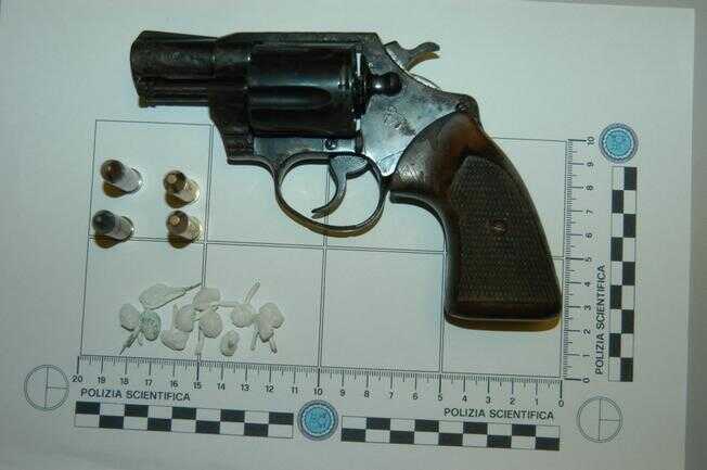 Nascondeva cocaina ed una pistola sotto il materasso: 25enne in manette