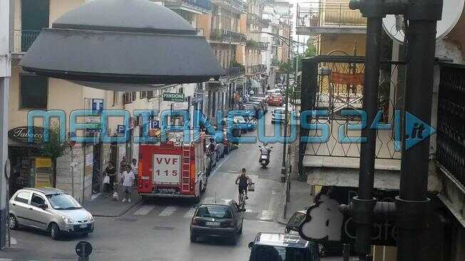 Cava de’ Tirreni, cane dimenticato in auto: lo salvano i Vigili del Fuoco