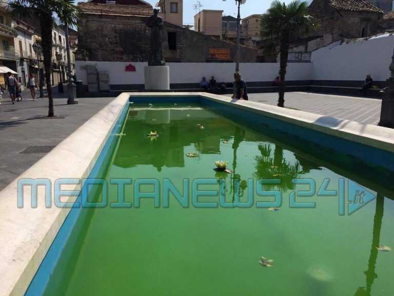 Pagani, ex fontana: perché l’acqua è verde?