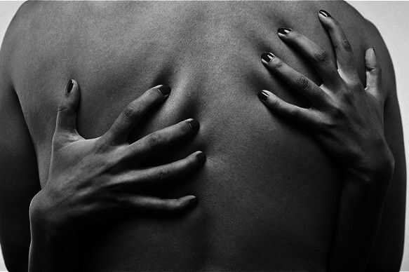 Striano, attrice porno somiglia a una commerciante: il video impazza