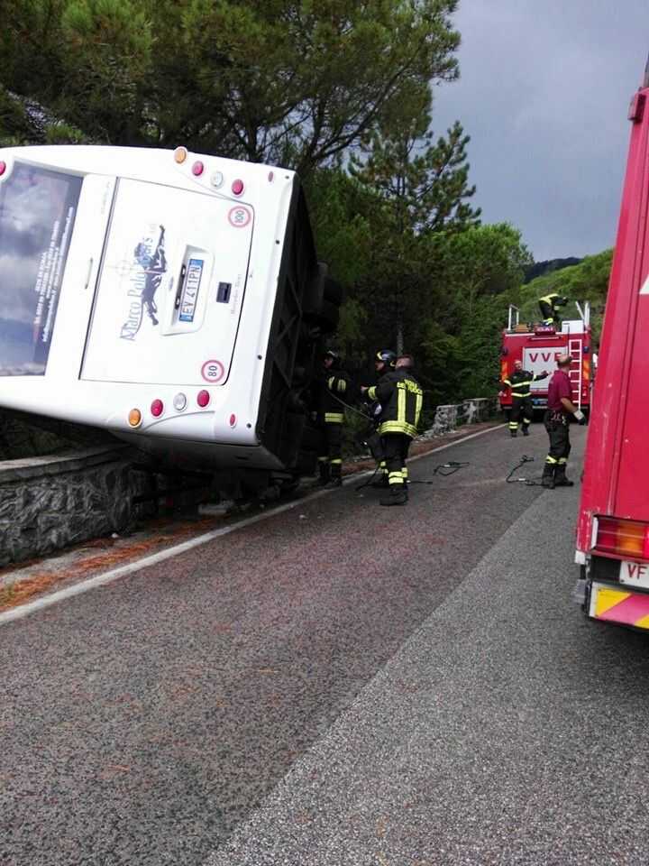 Ercolano, tragedia sfiorata: si ribalta un pullman ma nessun ferito