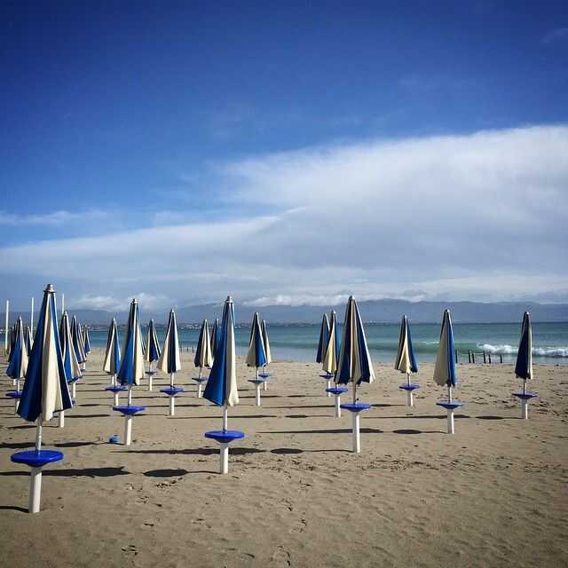 Salernitano, vento fa volare ombrellone, è panico
