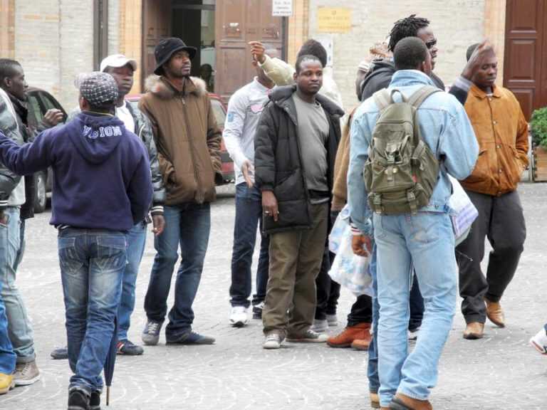 Pagani, in arrivo 50 immigrati. Saranno ospitati nell’ex scuola di via Pesca