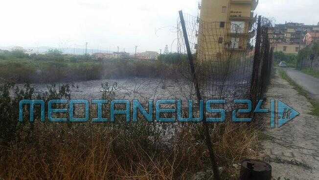 Torre del Greco, vasto incendio a ridosso del centro cittadino