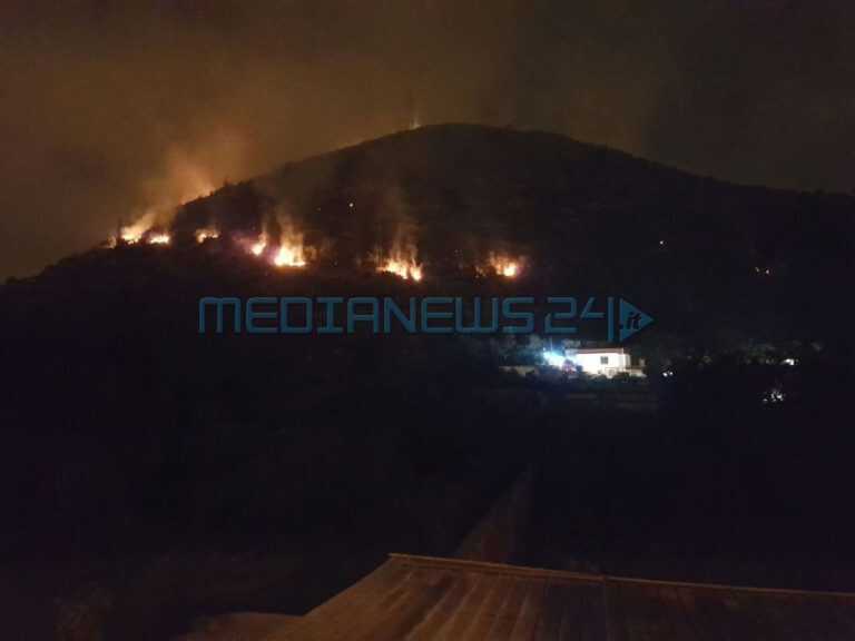 FOTO | Ancora in fiamme le colline dell’Agro Nocerino (gallery)