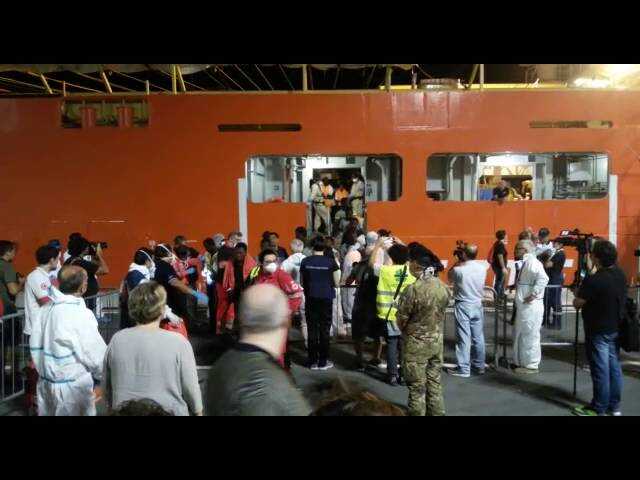 VIDEO | Salerno, sbarcati più di 800 migranti al molo Manfredi