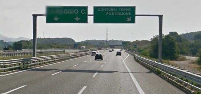 Autocarro perde carico di pomodori sull’A3: 51enne salernitana ferita