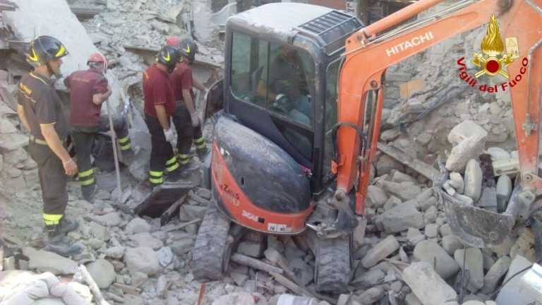 Parte da Torre del Greco e salva due bimbe dalle macerie di Amatrice