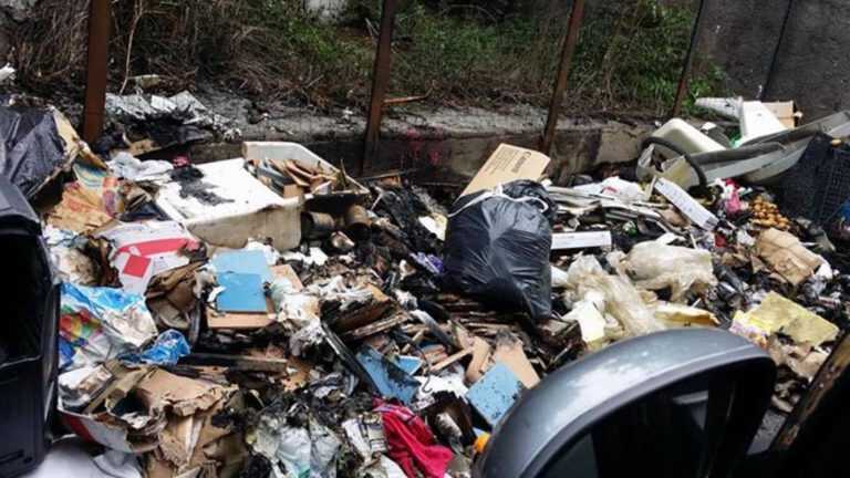 Pagani, la discarica (in fiamme) è contesa tra due comuni