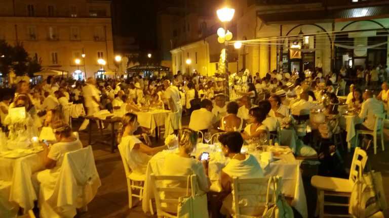 Nocera Inferiore, la pioggia non ferma la cena “in bianco”