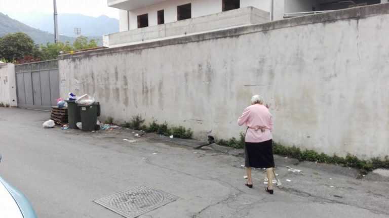 Pagani, strade sporche, i cittadini si armano di scopa e paletta