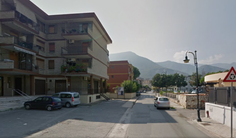 Pagani, uomo nudo in strada; una bambina lo indica alla mamma