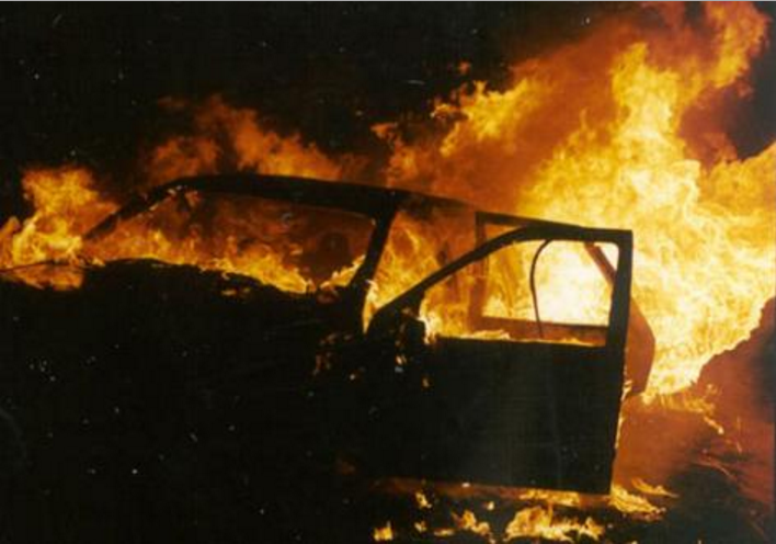 Salerno, bruciano due auto nella notte: è panico