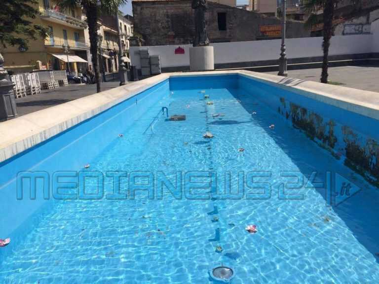 Pagani, l’acqua dell’ex fontana torna ad essere limpida e trasparente