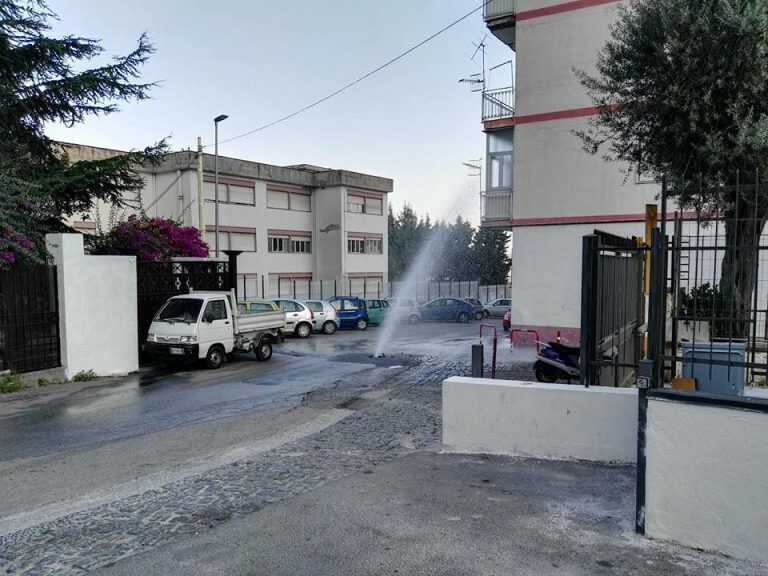 Gragnano, “geiser” in via Volte, la foto scatena i followers