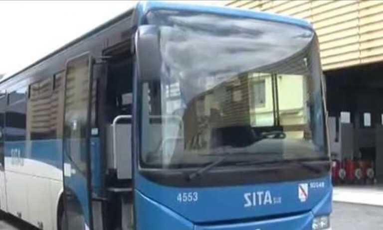 Cava, pullman Sita in fiamme, è panico