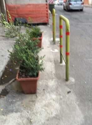 Via corallo Pagani marciapiede occupato