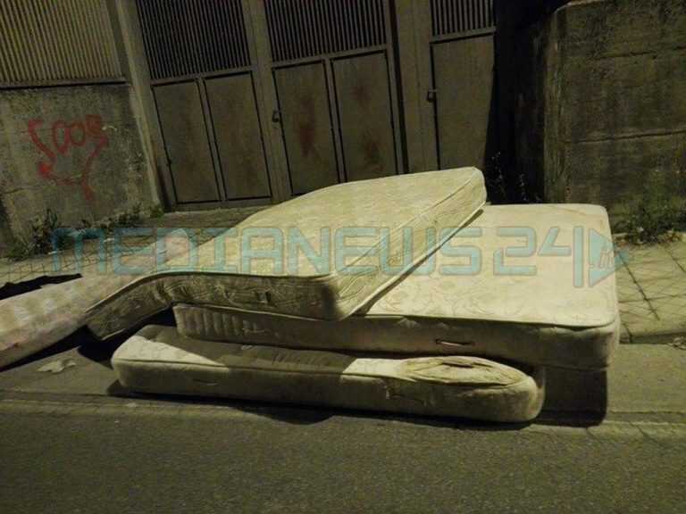 Nocera Inferiore, via San Pietro invasa da materassi