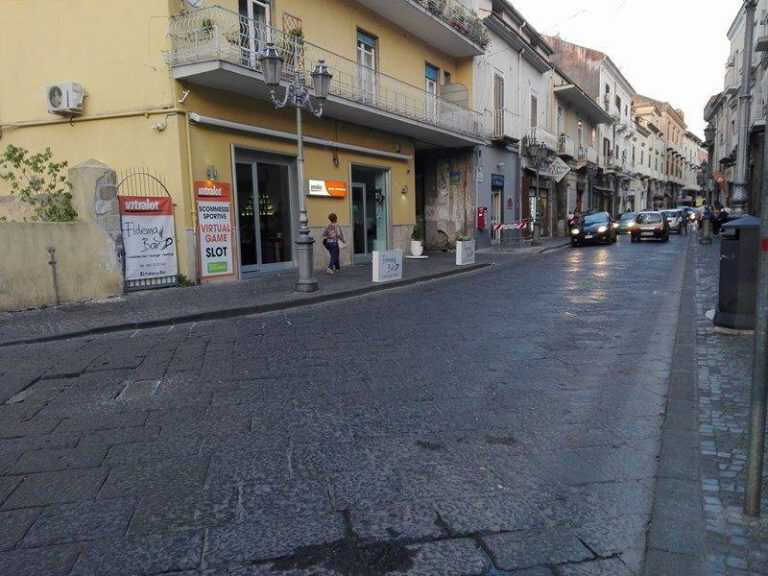Pagani: cadono calcinacci in strada, tensione in via Marconi