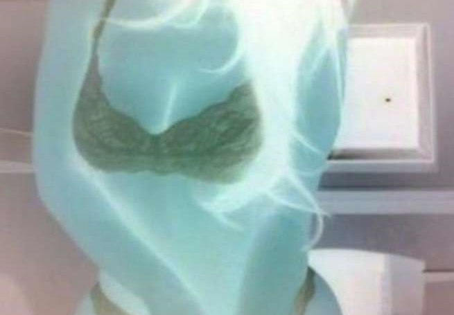 Sarno, il telefono è in riparazione e le sue foto finiscono in rete