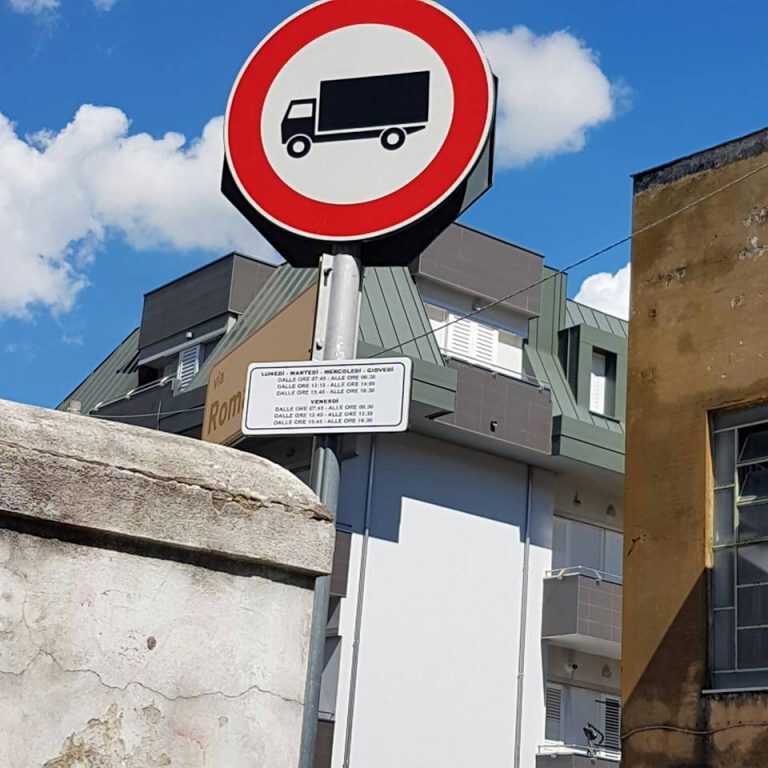 Pagani, il cartello “non si legge” e i camion si incastrano in strada