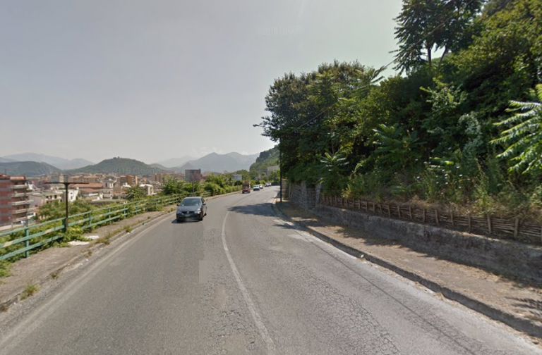 Pagani, una carcassa in via Tramontano fa indignare i più