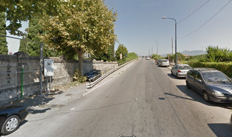 Pagani, troppi rifiuti illeciti: Bottone chiude la strada